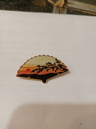 Broche antiguo dorado con atardecer