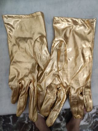 Guantes dorados brillantes