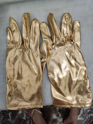 Guantes dorados brillantes