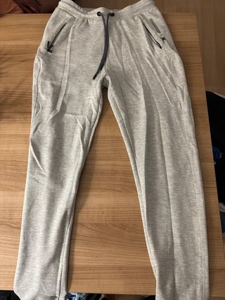 Pantalón chandal gris del Polinesia.