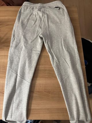 Pantalón chandal gris del Polinesia.