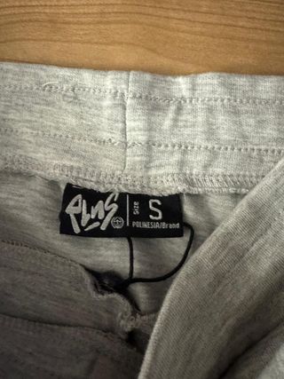 Pantalón chandal gris del Polinesia.