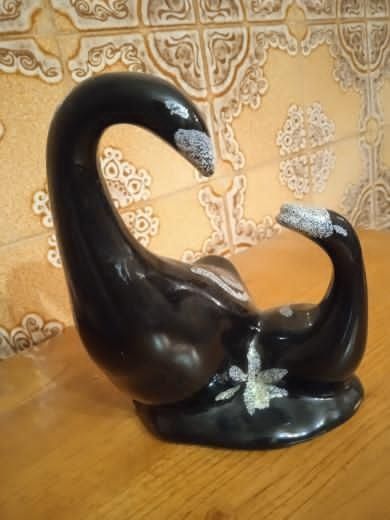 Jarrón cisnes cerámica negra