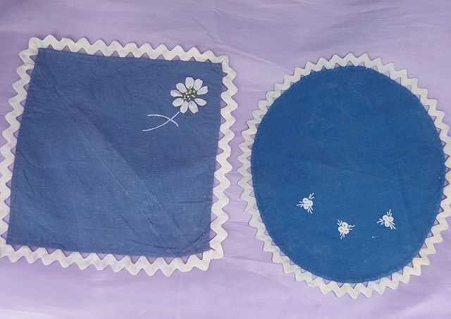 2 tapetes color azul, hechos a mano