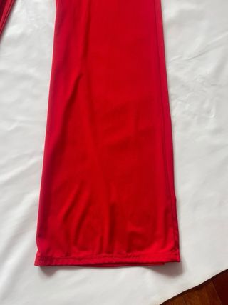 Mono rojo elegante