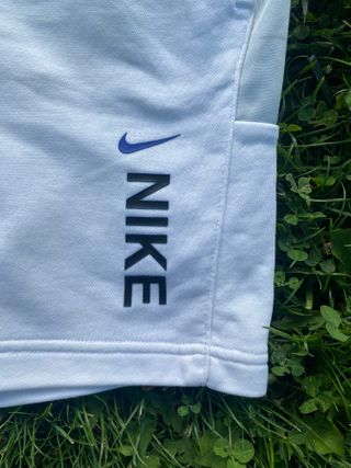 Shorts deportivos blancos