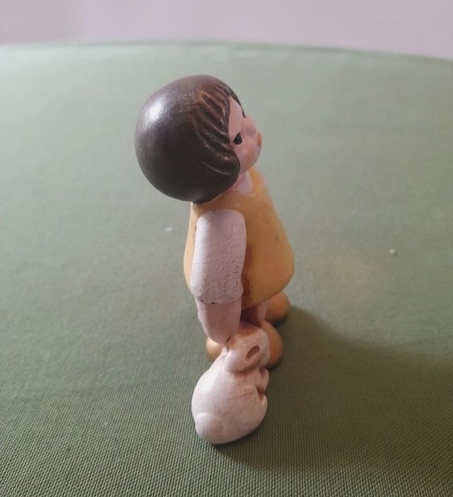 Statuina Thun bambina con coniglio