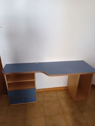 Escritorio azul y beige