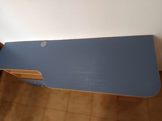 Escritorio azul y beige