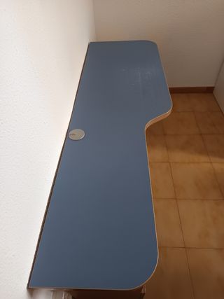 Escritorio azul y beige