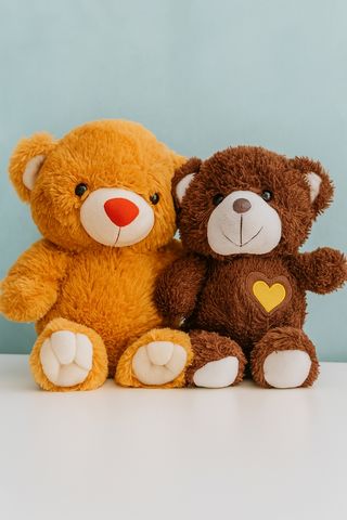 Osos de peluche marrón y maranja