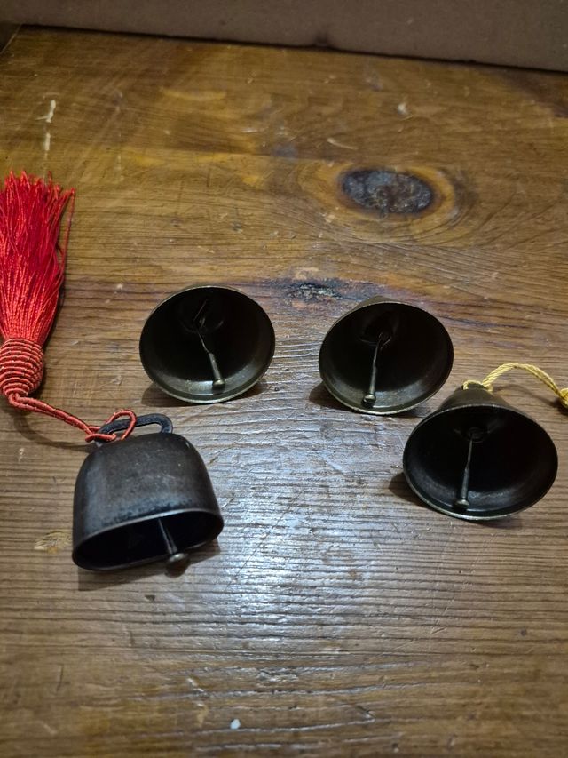 4 Campanelle in metallo + 2 Nappe