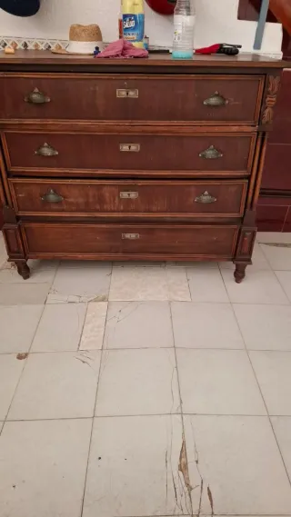 Cómoda antigua de madera