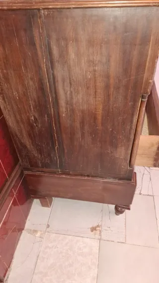 Cómoda antigua de madera
