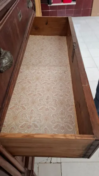 Cómoda antigua de madera