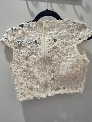 Top corto beige con flores 3D ideal para bodas
