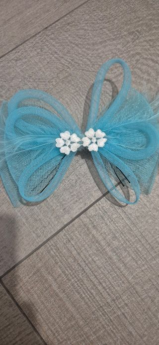 Tocado azul boda - plumas y flores