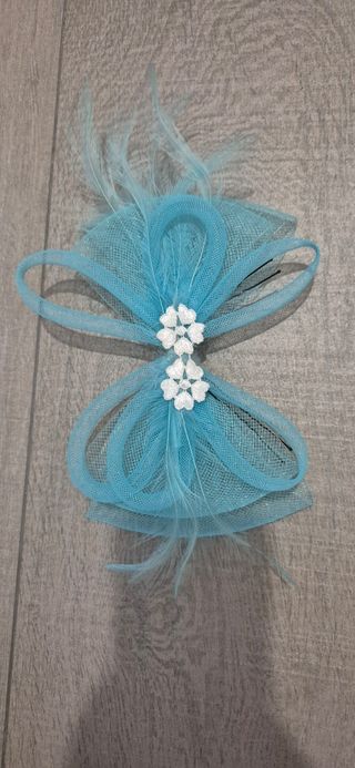 Tocado azul boda - plumas y flores