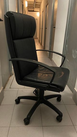Silla oficina giratoria piel negra