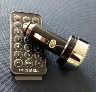 Cargador coche MP3 4GB con mando