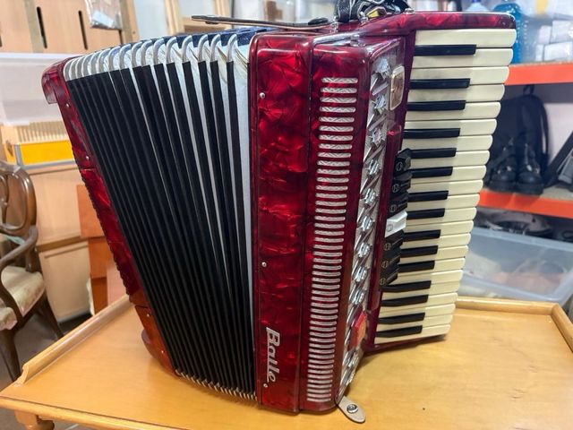 Acordeón antiguo Bailo