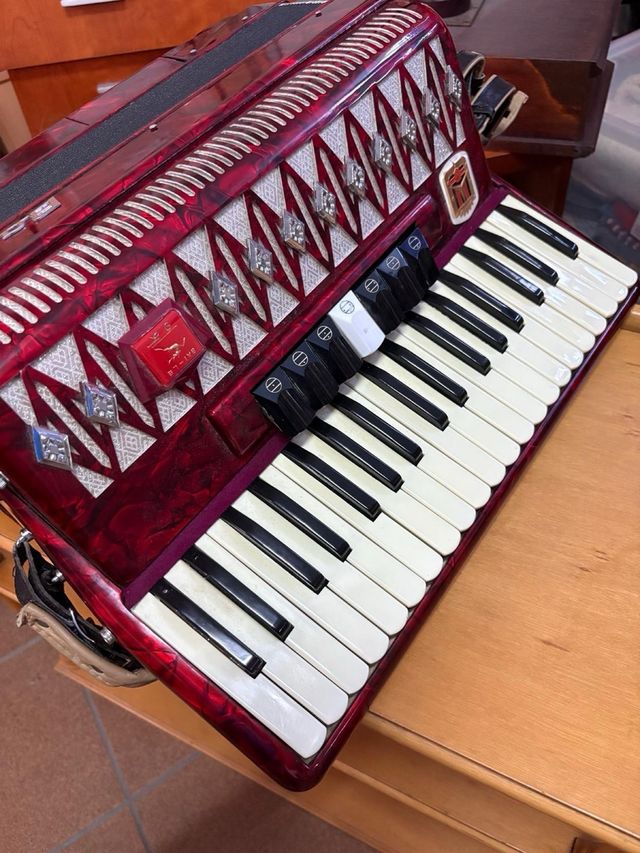 Acordeón antiguo Bailo