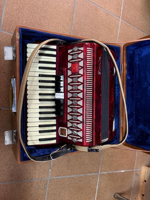 Acordeón antiguo Bailo