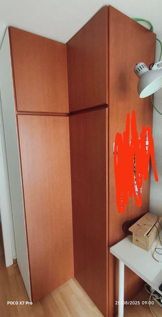 Mobile ad angolo in legno marrone