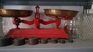 Balanza antigua roja con pesas