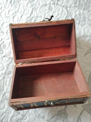 Joyero baúl vintagetiene 16 cnt de largo por 10 de