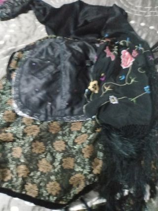 Traje baturra: falda, blusa, manto enaguas y delan