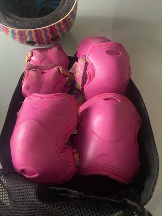 Conjunto de casco y protecciones patinaje