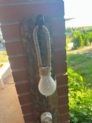 Adorno rústico de madera con bombilla