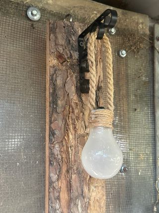Adorno rústico de madera con bombilla