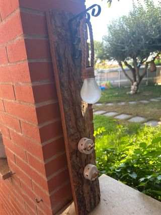 Adorno rústico de madera con bombilla