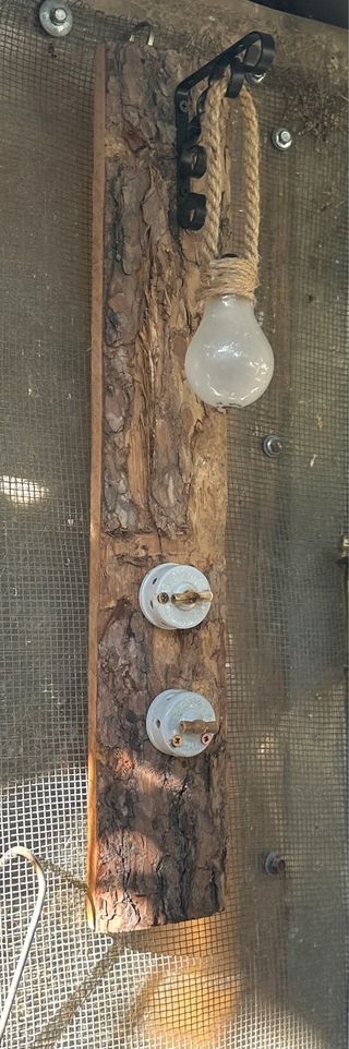 Adorno rústico de madera con bombilla