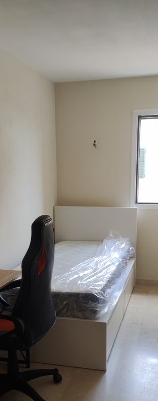 Cama individual blanca de madera, 90×190.
