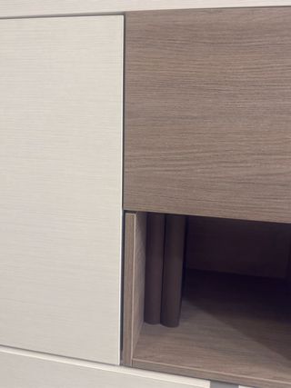 Aparador moderno blanco y detalles roble oscuro 
