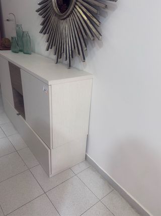 Aparador moderno blanco y detalles roble oscuro 