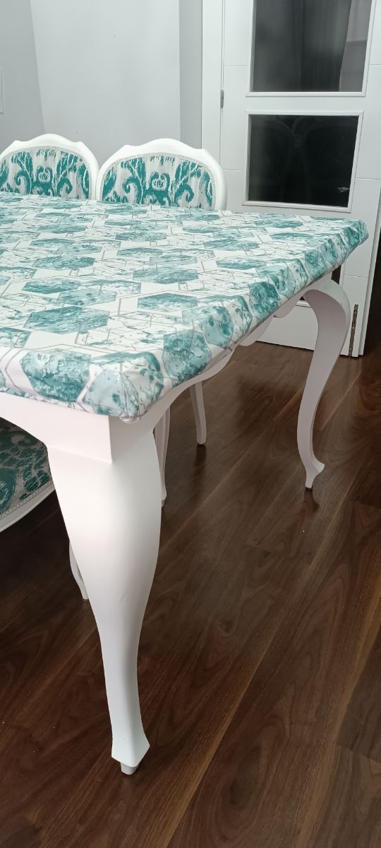 Mesa extensible y 6 sillas estilo Luis XV