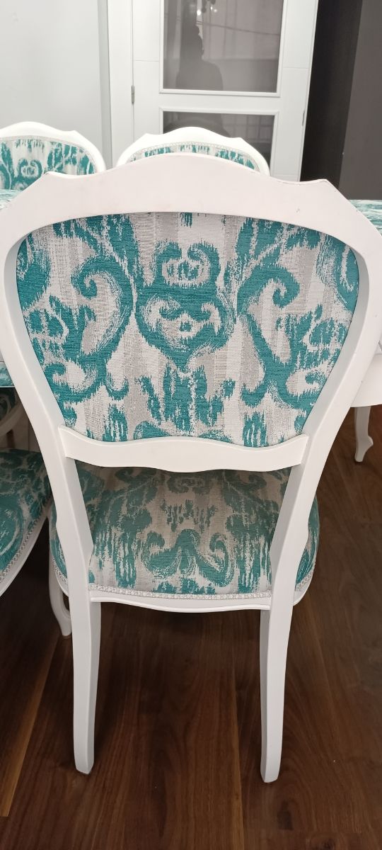 Mesa extensible y 6 sillas estilo Luis XV