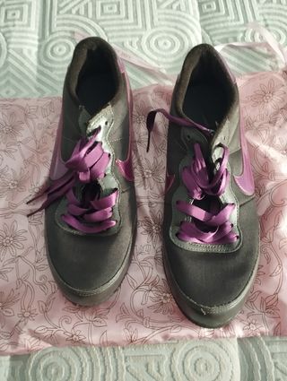 Zapatillas Nike negras y moradas de mujer