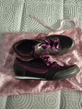 Zapatillas Nike negras y moradas de mujer