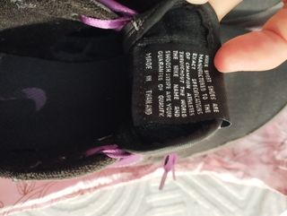 Zapatillas Nike negras y moradas de mujer
