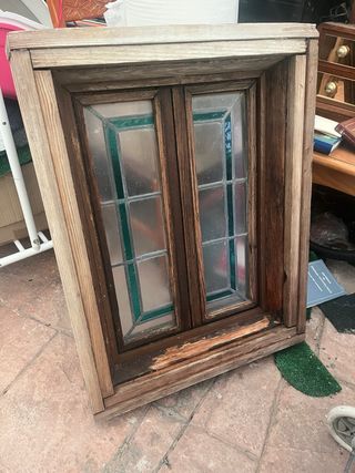 Ventana antigua de madera con vitrales