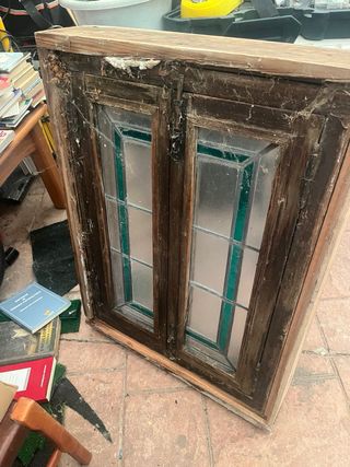 Ventana antigua de madera con vitrales