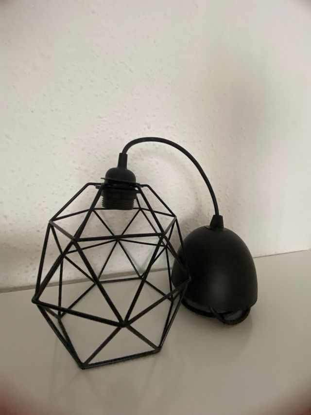 Lámpara geométrica negra con portalámparas