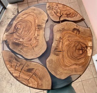 Tavolino in ulivo e resina