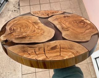 Tavolino in ulivo e resina