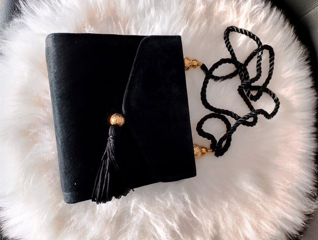 Bolso negro y dorado